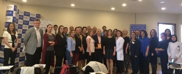 Bir ofis ekibi eğitim sonunda Güven Açık’la birlikte