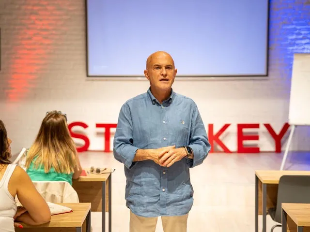 Güven Açık sınıfta katılımcılara anlatıyor