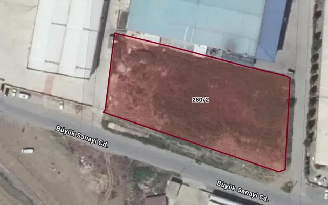 Uydu haritasında sınırları işaretlenmiş bir parsel