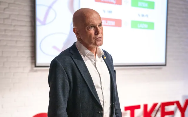 Güven Açık sahnede, perdenin önünde anlatıyor