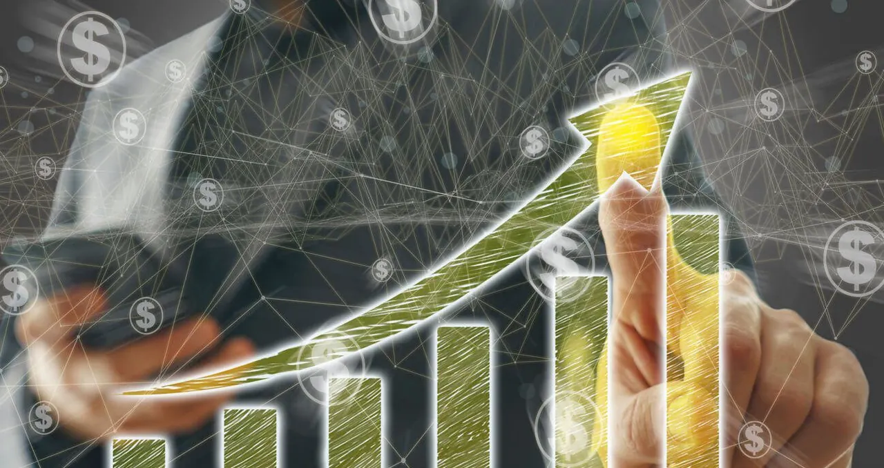 Takım elbiseli bir kişi, dolar simgeleriyle çevrili yükselen sütun grafiğindeki yukarı oka dokunuyor