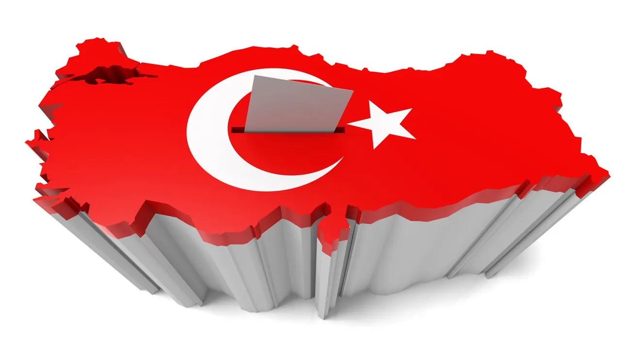 Türk bayrağı desenli üç boyutlu Türkiye haritasına oy pusulası atılıyor